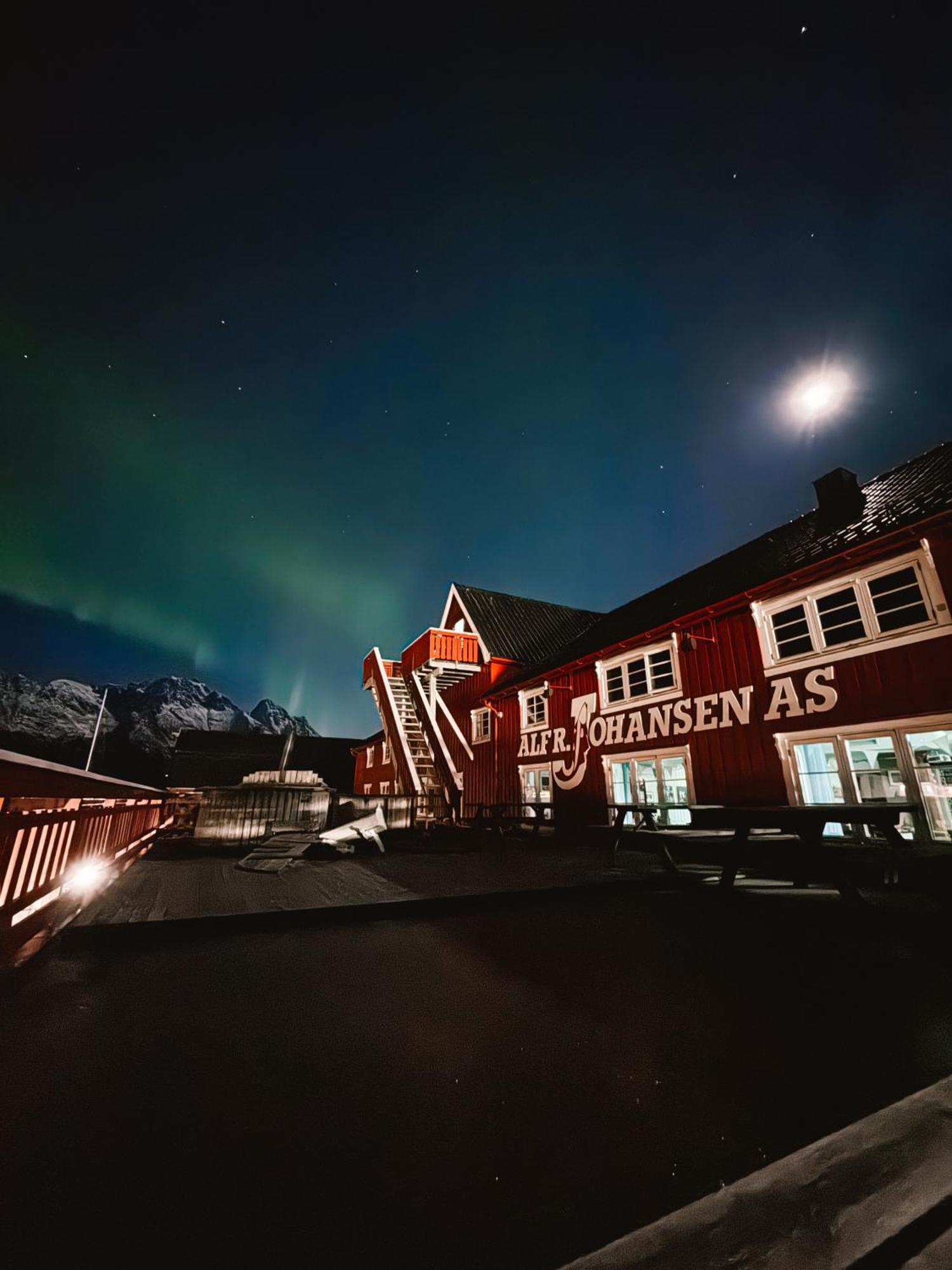 Finnholmen Brygge Henningsvaer Bagian luar foto