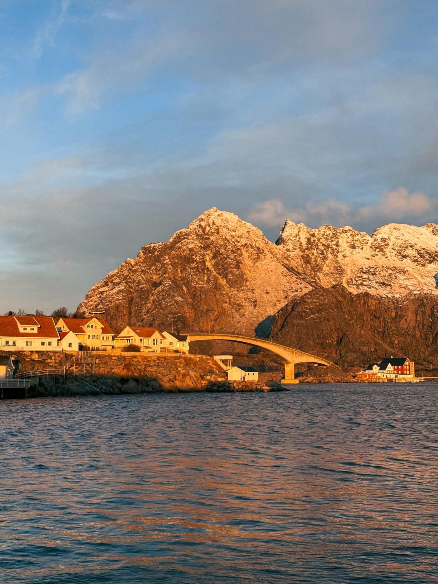 Finnholmen Brygge Henningsvaer Bagian luar foto